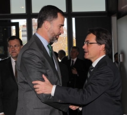 El Príncipe de Asturias y de Girona es saludado por el presidente de la Generalitat de Cataluña, Artur Mas, en la estación de Barcelona Sants
